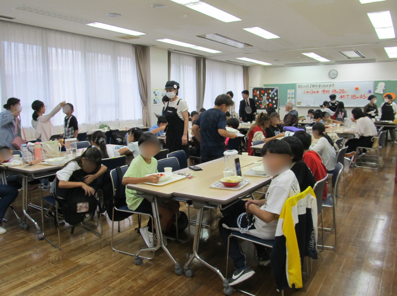 たまり場とよだでカレーを食べる風景 たまり場とよだでカレーを食べる風景