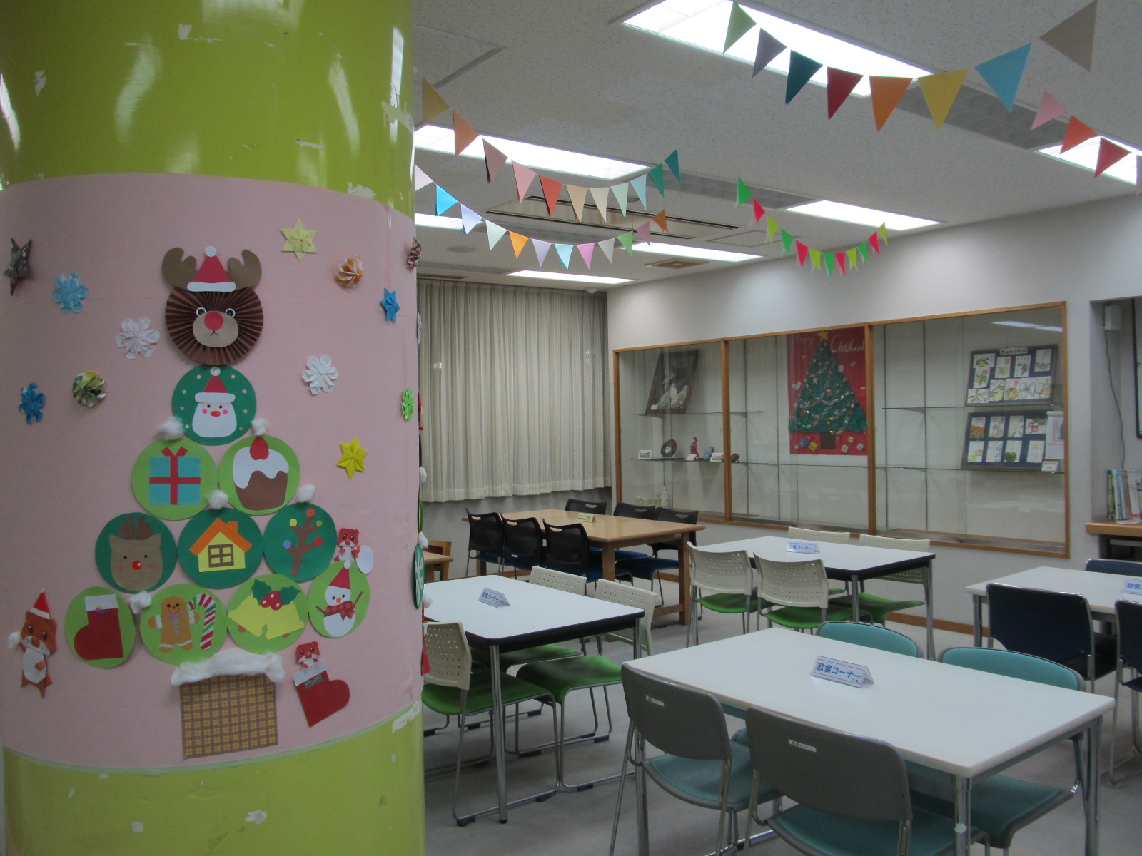 図書コーナーのクリスマス飾り 図書コーナーのクリスマス飾り