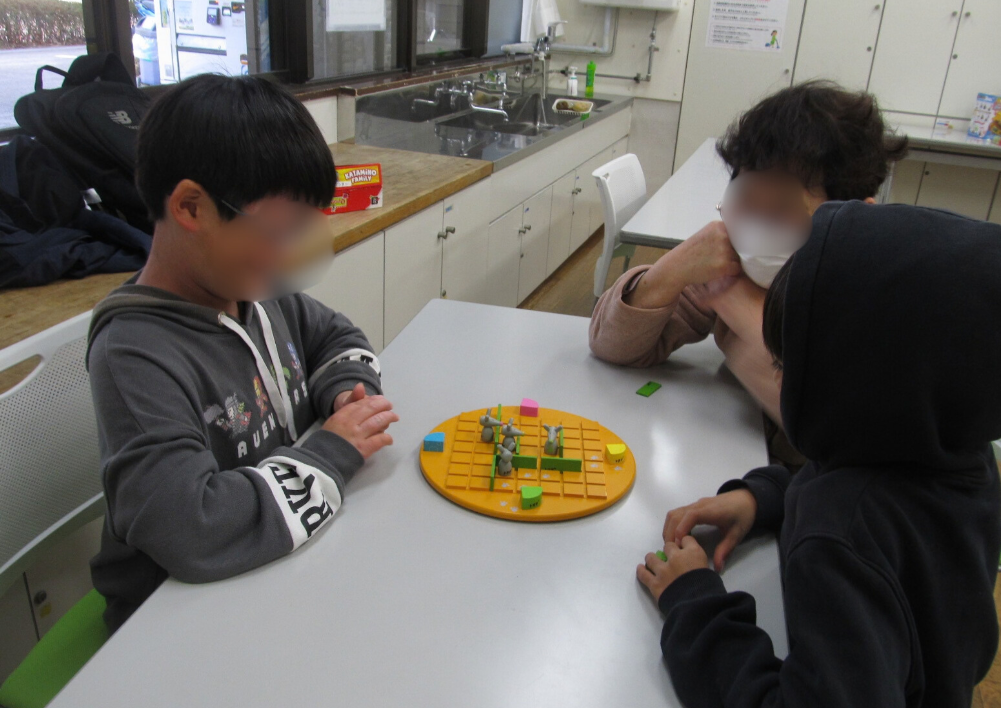 ボードゲームを楽しむ様子 ボードゲームを楽しむ様子