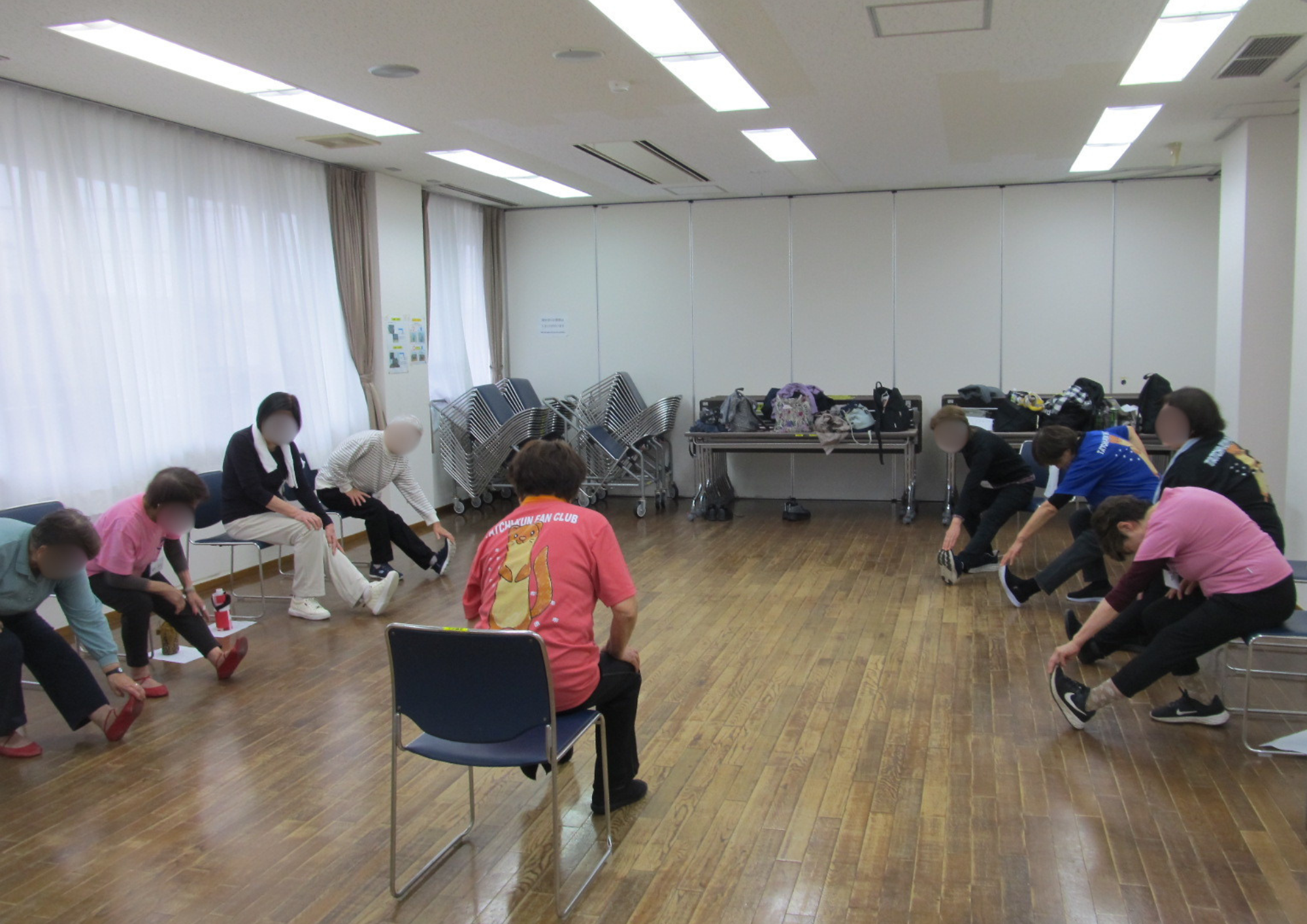 椅子に座ってストレッチ 椅子に座ってストレッチ